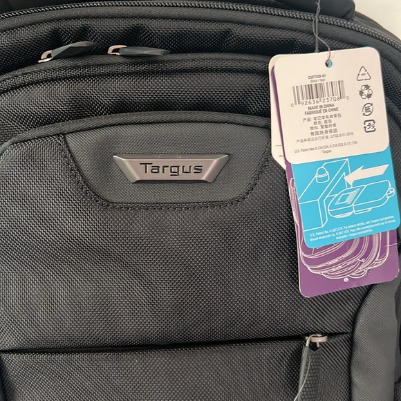 Targus corporate traveler 28L holds 15.6” laptop with safety bumpers for laptop. - Picture 7 of 9
